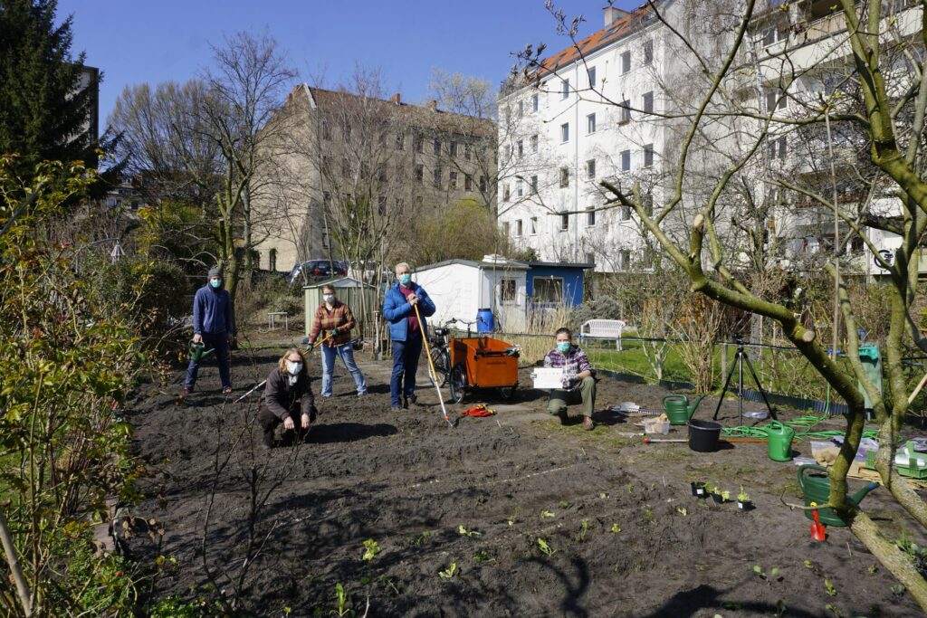 People from the colony together with Gemüseackerdemie build part of the vegetable garden at Parzelle 25 in Harztal-Wilde Rose allotment garden, Berlin ©Frank Radix