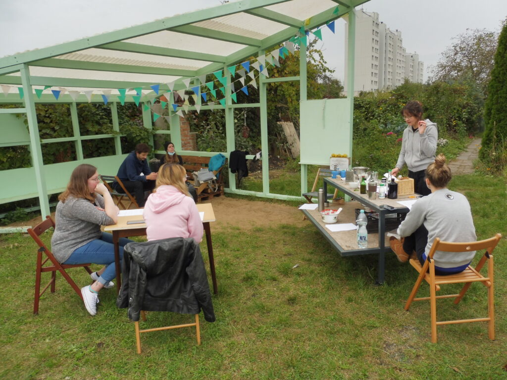 Workshops about DIY cosmetics under the shelter in the Ołbiński Ogród Otwarty ©Anna Dańkowska