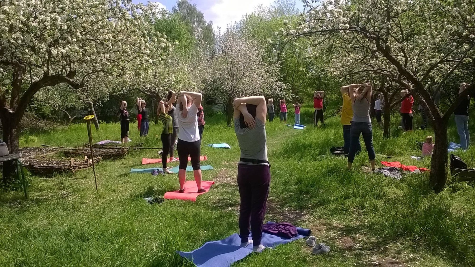 Various activities take part in the garden, among them: yoga. Source: www.bujnawarszawa.pl